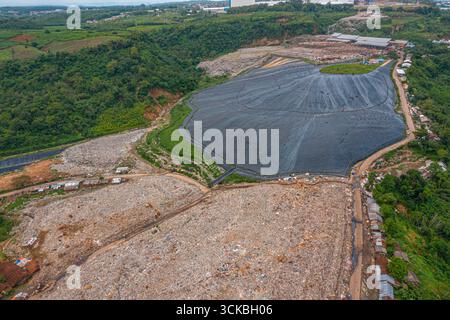 Vista aerea di una grande discarica con rifiuti e sezioni coperte. Foto Stock