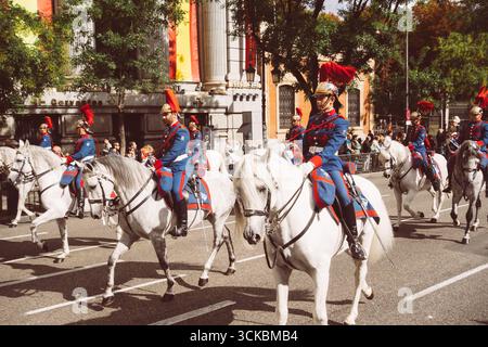 Madrid, Spagna. 12 ottobre 2014, il Royal Escort Squadron della Guardia reale spagnola sfilò a Madrid Foto Stock