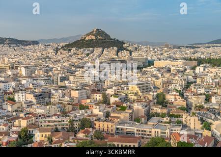 Vista panoramica della città di Atene con il colle di Licabetto sullo sfondo, Grecia - maggio 2025. Foto Stock