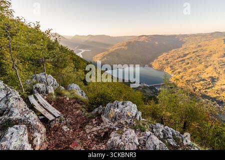 Vista della valle del fiume Drina dal Parco Nazionale di Tara, Serbia Foto Stock