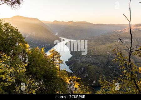 Vista al tramonto della valle del fiume Drina tra Serbia e Bosnia ed Erzegovina dal punto panoramico Banjska Stena nel Parco Nazionale di Tara Foto Stock