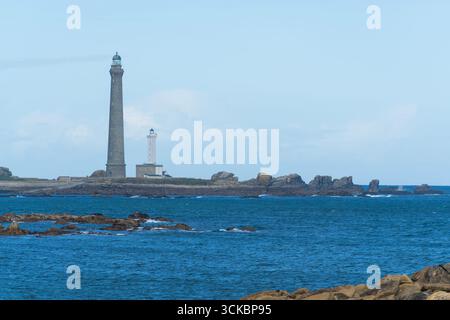 Vista verso il faro di Ile Vierge dal sentiero della costa GR34, Finistere, Bretagna, Francia Foto Stock
