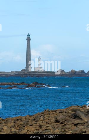 Vista verso il faro di Ile Vierge dal sentiero della costa GR34, Finistere, Bretagna, Francia Foto Stock