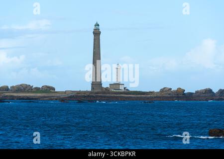 Vista verso il faro di Ile Vierge dal sentiero della costa GR34, Finistere, Bretagna, Francia Foto Stock