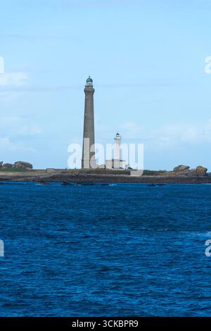Vista verso il faro di Ile Vierge dal sentiero della costa GR34, Finistere, Bretagna, Francia Foto Stock