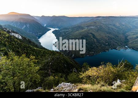 Vista al tramonto della valle del fiume Drina tra Serbia e Bosnia ed Erzegovina dal punto panoramico Banjska Stena nel Parco Nazionale di Tara Foto Stock
