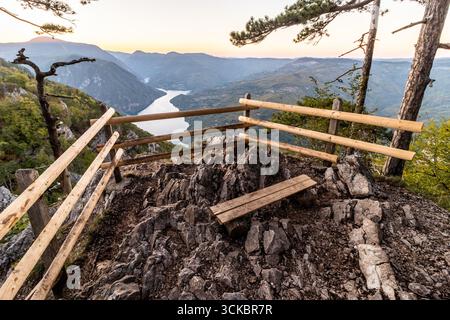 Vista al tramonto della valle del fiume Drina tra Serbia e Bosnia ed Erzegovina dal punto panoramico Banjska Stena nel Parco Nazionale di Tara Foto Stock