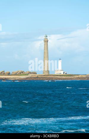 Vista verso il faro di Ile Vierge dal sentiero della costa GR34, Finistere, Bretagna, Francia Foto Stock