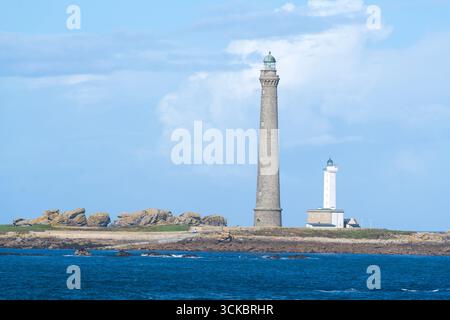 Vista verso il faro di Ile Vierge dal sentiero della costa GR34, Finistere, Bretagna, Francia Foto Stock
