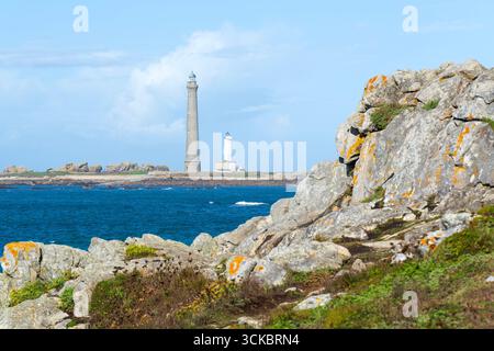 Vista verso il faro di Ile Vierge dal sentiero della costa GR34, Finistere, Bretagna, Francia Foto Stock