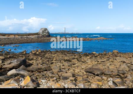 Vista verso il faro di Ile Vierge dal sentiero della costa GR34, Finistere, Bretagna, Francia Foto Stock
