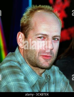 Bruce Willis Walter Bruce Willis * 19. März 1955 in Idar-Oberstein, Rheinland-Pfalz, Deutschland ist ein US-amerikanischer Schauspieler, Filmproduzent, Musiker/Komponist und Drehbuchautor mit deutschen Wurzeln. DAS foto entstand auf der Berlinale a Berlino 1996 *** Bruce Willis Walter Bruce Willis 19 marzo 1955 a Idar Oberstein, Renania-Palatinato, Germania è un attore, produttore cinematografico americano, musicista compositore e sceneggiatore con radici tedesche la foto è stata scattata alla Berlinale di Berlino 1996 Foto Stock