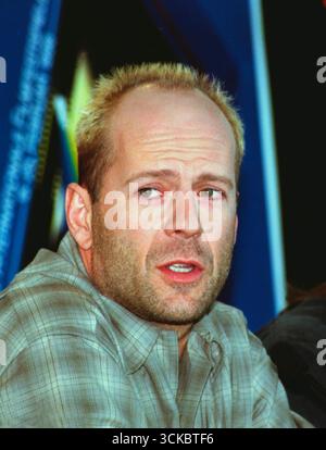 Bruce Willis Walter Bruce Willis * 19. März 1955 in Idar-Oberstein, Rheinland-Pfalz, Deutschland ist ein US-amerikanischer Schauspieler, Filmproduzent, Musiker/Komponist und Drehbuchautor mit deutschen Wurzeln. DAS foto entstand auf der Berlinale a Berlino 1996 *** Bruce Willis Walter Bruce Willis 19 marzo 1955 a Idar Oberstein, Renania-Palatinato, Germania è un attore, produttore cinematografico americano, musicista compositore e sceneggiatore con radici tedesche la foto è stata scattata alla Berlinale di Berlino 1996 Foto Stock
