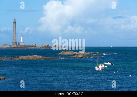 Vista verso il faro di Ile Vierge dal sentiero della costa GR34, Finistere, Bretagna, Francia Foto Stock