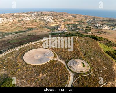 Vista aerea del tranquillo paesaggio con la Rotonda della chiesa di Xewkija e l'esclusivo eliporto di Xewkija visibile in lontananza, Xewkija, Gozo, Malta. Foto Stock