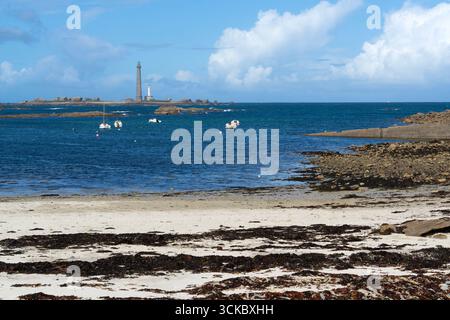 Vista verso il faro di Ile Vierge dal sentiero della costa GR34, Finistere, Bretagna, Francia Foto Stock