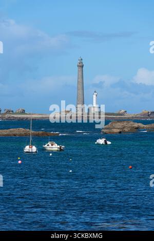 Vista verso il faro di Ile Vierge dal sentiero della costa GR34, Finistere, Bretagna, Francia Foto Stock