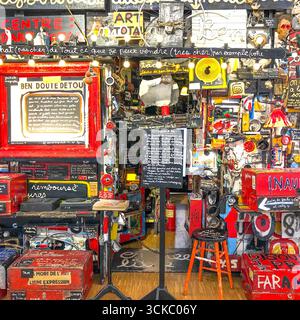 Installazione artistica "le Magazin de Ben" nella galleria d'arte Centre Georges Pompidou, Parigi 75004, Francia. Foto Stock