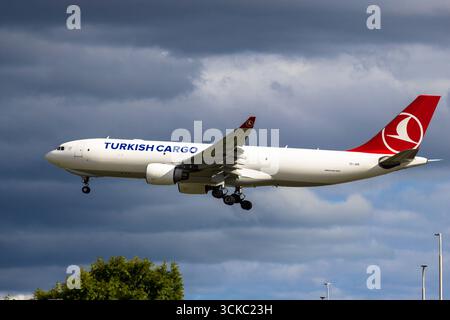 2025.08.23, Turkish Cargo Airbus A330-200F atterrando alla pista 06 dell'aeroporto di Amsterdam Schiphol, Schiphol, Paesi Bassi Foto Stock