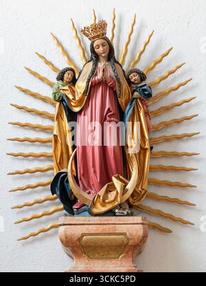SALISBURGO, AUSTIRA - 7 SETTEMBRE 2025: La nuova statua gotica policroma intagliata dell'Immacolata Concezione nella chiesa Andrea kirche di un artista sconosciuto Foto Stock