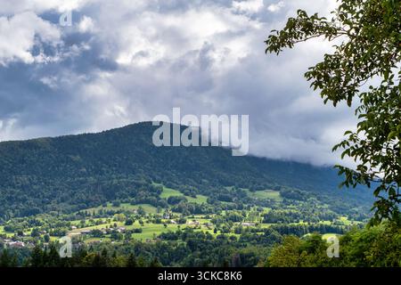 Un panorama del massiccio del Bauges nelle Alpi francesi Foto Stock