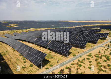 Erdos. 10 settembre 2025. Una foto aerea scattata il 10 settembre 2025 mostra la base fotovoltaica di Dalad Banner nel deserto di Kubuqi, nella regione autonoma della Mongolia interna della Cina settentrionale. Nel deserto di Kubuqi, file di pannelli solari blu si estendono attraverso la sabbia, trasformando il deserto in un mare di energia pulita. Negli ultimi anni, l'area ha adottato un modello di "controllo del deserto basato sul fotovoltaico", generando elettricità verde al di sopra e ripristinando l'ecosistema sottostante. Questo approccio non solo favorisce lo sviluppo di nuove energie, ma contribuisce anche a combattere la desertificazione. Crediti: Li Zhipeng/Xinhua/Alamy Live News Foto Stock