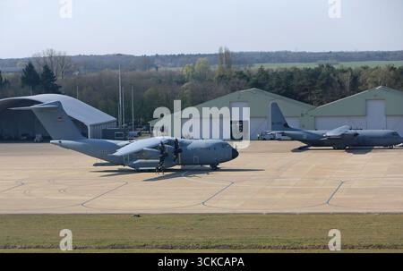 Ein Airbus A400M der deutschen Luftwaffe links und eine Lockheed C130H Hercules der niederländischen Luftwaffe rechts auf dem militärischen Teil des Flughafens Eindhoven während der NATO-Luftwaffenübung Ramstein Flag 2025. Ein Airbus A400M der deutschen Luftwaffe und eine Lockheed C130H Hercules der niederländischen Luftwaffe rechts auf dem militärischen Teil des Flughafens Eindhoven während der NATO-Luftwaffenübung Ramstein Flag 2025. Eindhoven Niederlande *** un Airbus A400M dell'Aeronautica militare tedesca sulla sinistra e un Lockheed C130H Hercules dell'Aeronautica militare olandese sulla destra dell'esercito Foto Stock