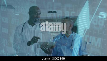 Indossando il medico camice di laboratorio che mostra la compressa a strofinare il collega rivestito in ospedale, con sovrapposizioni di dati. Medico, professionale, tecnologia, flusso di lavoro, diag Foto Stock