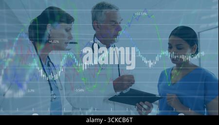 Revisione del team in camici da laboratorio e scrub analizzando la cartella dei dati nel corridoio ospedaliero con appunti. Medico, sanitario, diagnostica, analisi, professio Foto Stock