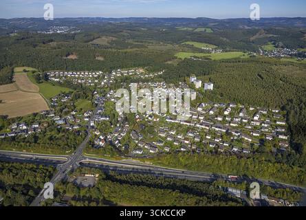 Vista aerea, residenza residenziale a Bottenbacher Strasse con grattacieli nella zona forestale, Buschhuetten, Kreuztal, Siegerland, Renania settentrionale-Westp Foto Stock