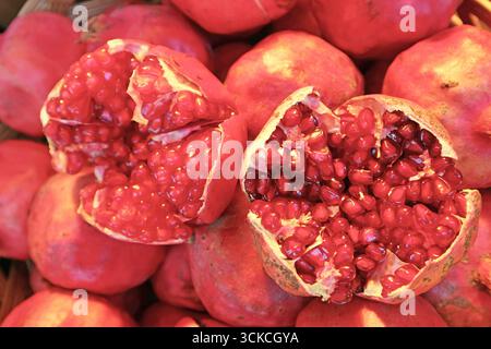 Succulenti frutti freschi freschi di melograno rosso e aperto Foto Stock
