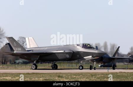 Kampfflugzeuge der Royal Netherlands Air Force RNLAF vom Typ Lockheed Martin F-35A Lightning II während der NATO-Luftwaffenübung Ramstein Flag 2025 auf dem niederländischen Militärflugplatz Leeuwarden. Kampfflugzeuge der niederländischen Luftwaffe RNLAF vom Typ Lockheed Martin F-35A Lightning II während der NATO-Luftwaffenübung Ramstein Flag 2025 auf dem niederländischen Militärflugplatz Leeuwarden. Leeuwarden Friesland Niederlande *** velivolo da caccia Lockheed Martin F 35A Lightning II della Royal Netherlands Air Force RNLAF durante l'esercitazione della NATO Ramstein Flag 2025 agli olandesi Foto Stock