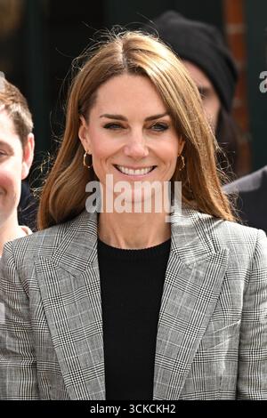 La Principessa di Galles durante una visita a Sudbury Silk Mills a Sudbury, Suffolk, una tessitura a conduzione familiare che è stata all'avanguardia nella tessitura jacquard e parte integrante dell'industria tessile britannica per oltre 300 anni. Data foto: Giovedì 11 settembre 2025. Foto Stock