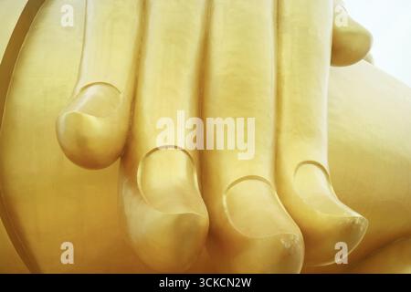Incredibile grande mano di Buddha dorato immagine del tempio Wat Muang nella provincia di Ang Thong, Thailandia Foto Stock