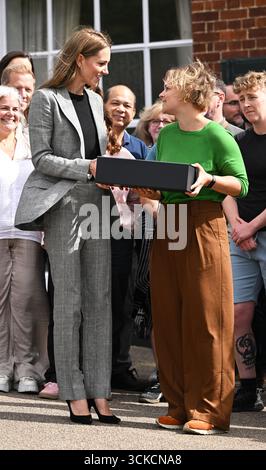 La Principessa di Galles durante una visita a Sudbury Silk Mills a Sudbury, Suffolk, una tessitura a conduzione familiare che è stata all'avanguardia nella tessitura jacquard e parte integrante dell'industria tessile britannica per oltre 300 anni. Data foto: Giovedì 11 settembre 2025. Foto Stock