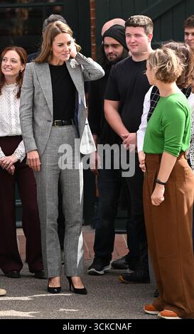 La Principessa di Galles durante una visita a Sudbury Silk Mills a Sudbury, Suffolk, una tessitura a conduzione familiare che è stata all'avanguardia nella tessitura jacquard e parte integrante dell'industria tessile britannica per oltre 300 anni. Data foto: Giovedì 11 settembre 2025. Foto Stock
