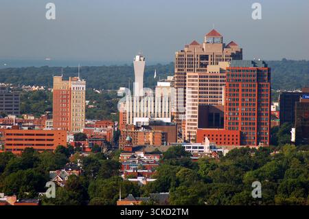 Una vista aerea del quartiere finanziario del centro e dello skyline di New Haven, Connecticut Foto Stock