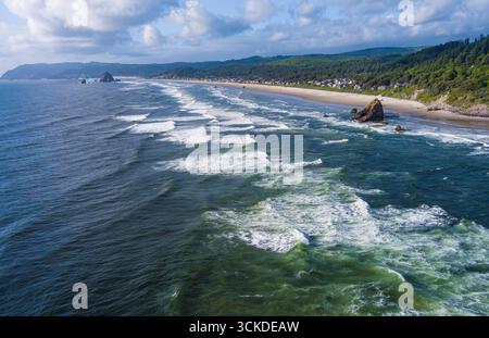 Vista aerea delle onde che si infrangono sulle rocce lungo la costa dell'Oregon a Cannon Beach. Foto Stock