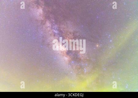 La Via Lattea e stelle nel cielo notturno Foto Stock