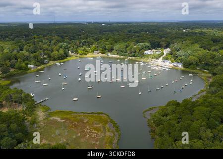 Una vista dall'alto mostra una varietà di piccole imbarcazioni ormeggiate nell'Arey's Pond di Orleans, Massachusetts. Questa splendida area di Cape Cod, accede a Pleasant Bay. Foto Stock