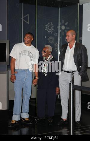 NEW YORK, New York – 10 SETTEMBRE 2025: BethAnn Hardison, Russell Westbrook e Imad Izemrane visitano l'Empire State Building in collaborazione con KFN per celebrare l'inizio della New York Fashion Week. La visita ha evidenziato il legame tra moda, cultura e uno dei monumenti più rappresentativi di New York. (Foto: Giada Papini Rampelotto/EuropaNewswire) Foto Stock