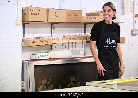 La Principessa di Galles durante una visita a Marina Mill a Cuxton, Kent, un'azienda a conduzione familiare specializzata nella progettazione a mano e nella stampa serigrafica di tessuti d'arredo. Data foto: Giovedì 11 settembre 2025. Foto Stock