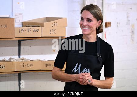 La Principessa di Galles durante una visita a Marina Mill a Cuxton, Kent, un'azienda a conduzione familiare specializzata nella progettazione a mano e nella stampa serigrafica di tessuti d'arredo. Data foto: Giovedì 11 settembre 2025. Foto Stock