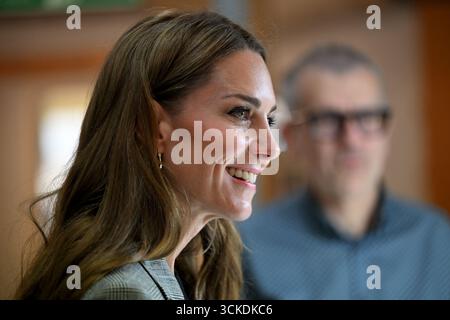 La Principessa di Galles durante una visita a Marina Mill a Cuxton, Kent, un'azienda a conduzione familiare specializzata nella progettazione a mano e nella stampa serigrafica di tessuti d'arredo. Data foto: Giovedì 11 settembre 2025. Foto Stock