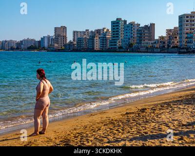 Edifici abbandonati e spiaggia turistica a Varosha a Famagosta controllata dalla Repubblica turca di Cipro del Nord dopo l'invasione turca del 1974 Foto Stock