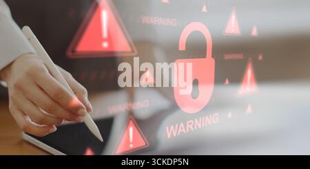 Avviso di violazione critica della cibersicurezza con rischi per la protezione dei dati. Foto Stock