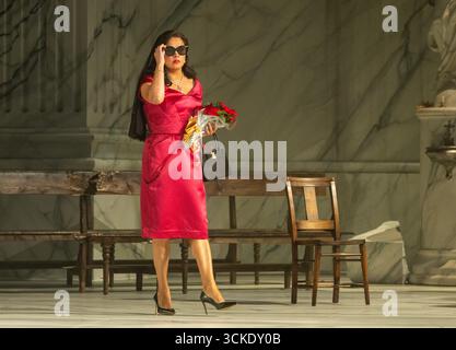 EMBARGO FINO alle ore 1900 di GIOVEDÌ 11 settembre 2025. Londra, Regno Unito. 9 settembre 2025. Una scena della nuova produzione DI TOSCA di Puccini messa in scena dal Direttore dell'Opera Oliver Mears e diretta dal nuovo Direttore musicale Jakub Hrusa alla Royal Opera di Londra, UK, inaugurazione giovedì 11 settembre. Interpretato dal soprano russo Anna Netrebko. Nella foto: Anna Netrebko (nel ruolo di Floria Tosca). Credito: Donald Cooper/Alamy Live News Foto Stock