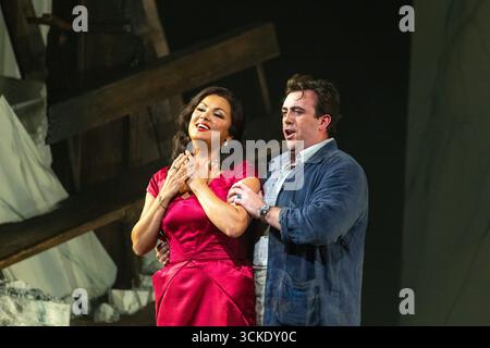 EMBARGO FINO alle ore 1900 di GIOVEDÌ 11 settembre 2025. Londra, Regno Unito. 9 settembre 2025. Una scena della nuova produzione DI TOSCA di Puccini messa in scena dal Direttore dell'Opera Oliver Mears e diretta dal nuovo Direttore musicale Jakub Hrusa alla Royal Opera di Londra, UK, inaugurazione giovedì 11 settembre. Interpretato dal controverso soprano russo Anna Netrebko. Nella foto: Anna Netrebko (nel ruolo di Floria Tosca), Freddie De Tommaso (nel ruolo di Mario Cavaradossi). Credito: Donald Cooper/Alamy Live News Foto Stock