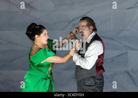 EMBARGO FINO alle ore 1900 di GIOVEDÌ 11 settembre 2025. Londra, Regno Unito. 9 settembre 2025. Una scena della nuova produzione DI TOSCA di Puccini messa in scena dal Direttore dell'Opera Oliver Mears e diretta dal nuovo Direttore musicale Jakub Hrusa alla Royal Opera di Londra, UK, inaugurazione giovedì 11 settembre. Interpretato dal controverso soprano russo Anna Netrebko. Nella foto: Anna Netrebko (nel ruolo di Floria Tosca), Gerald Finley (nel ruolo del barone Scarpia). Credito: Donald Cooper/Alamy Live News Foto Stock