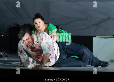 EMBARGO FINO alle ore 1900 di GIOVEDÌ 11 settembre 2025. Londra, Regno Unito. 9 settembre 2025. Una scena della nuova produzione DI TOSCA di Puccini messa in scena dal Direttore dell'Opera Oliver Mears e diretta dal nuovo Direttore musicale Jakub Hrusa alla Royal Opera di Londra, UK, inaugurazione giovedì 11 settembre. Interpretato dal controverso soprano russo Anna Netrebko. Nella foto: Freddie De Tommaso (nel ruolo di Mario Cavaradossi), Anna Netrebko (nel ruolo di Floria Tosca). Credito: Donald Cooper/Alamy Live News Foto Stock